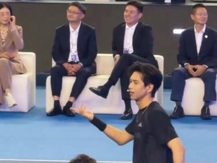 起猛了，居然看到李现vs龙队打比赛了🎾