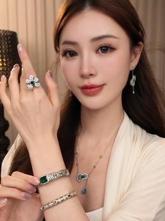 “东方美人”来自镂空祥云葫芦的魅力 这就是新中式的魅力! 葫芦点缀蓝绿宝石 将贵气融入福禄～