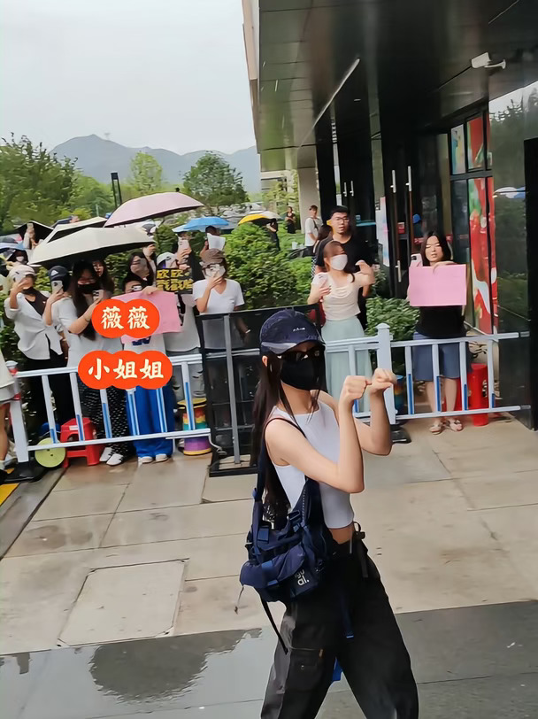 为了小石榴，姐姐雨中竟然不打伞，爱了爱了
