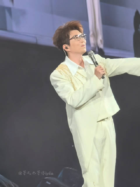 “能够跟大家见面相聚相见本身就是一件非常有意义的一件事”[心]#毛不易2026只在今夜演唱会#  ​