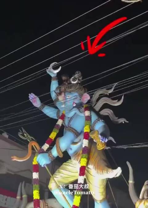 由于电线挡住了神像前进，印度人徒手老虎钳剪电线，物理学突然就不存在了