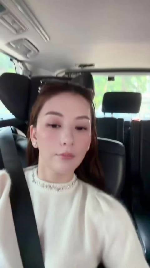 方媛生完三胎感觉头发好像少了一些，也可能是为了弄头发，特意几天没洗头去，生了三个孩子还能身材跟少女一