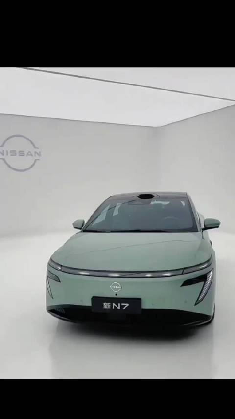 我日常开经典轩逸，属于耐看家用风格。新 N7 外观线条前卫很多。 近距离感受车身做工、座椅质感还有各