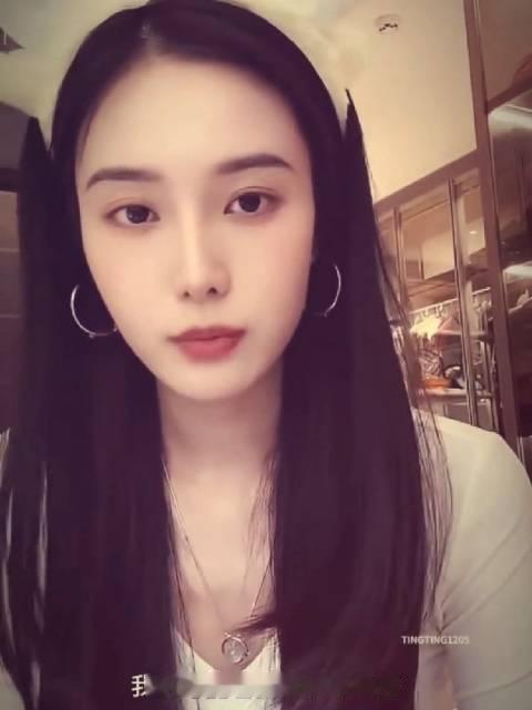有人问徐艺洋被拍到为什么不承认 徐艺洋在直播间回应过 “我们两自己的生活 包括现在以后也好  我们很