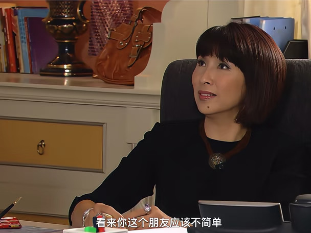 一直在细品这段…贺峰送了同款的香水给她们