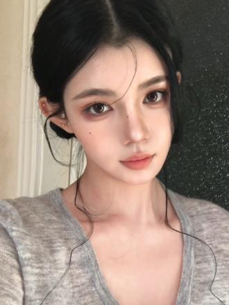 清冷木质调淡妆，干净素雅，自带松弛疏离感