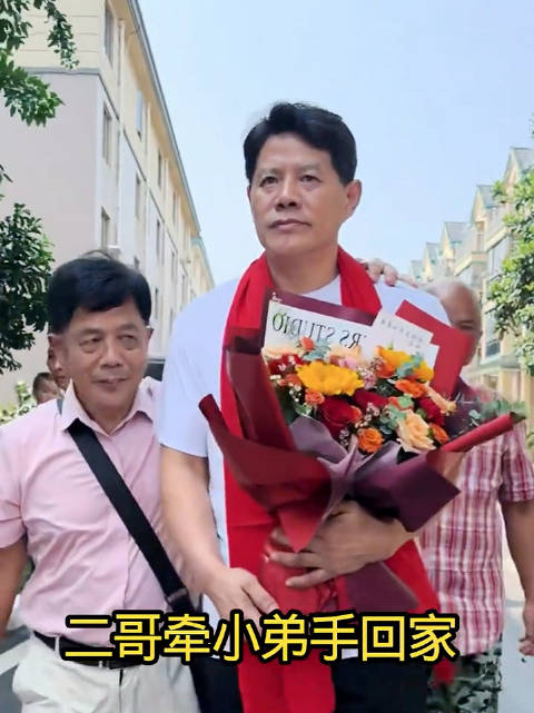 #同卵双胞胎失散六十年一高一矮# 不是双胞胎，是同父同母的亲兄弟，哥哥排老二，弟弟是老幺排老六，因为