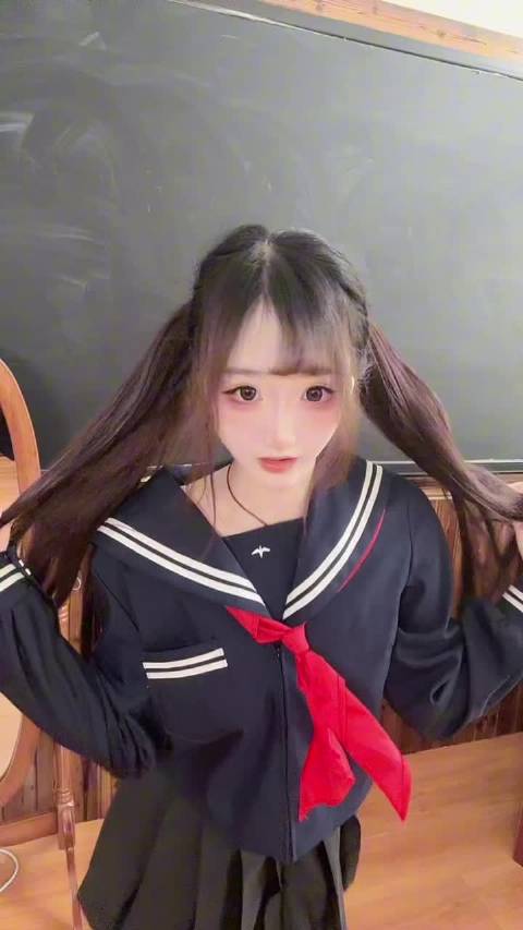 #与贝岁岁年年[超话]#   为啥衣服跟裙子不一个色  因为到影棚了才发现没带下半身😇临时外卖卖了一