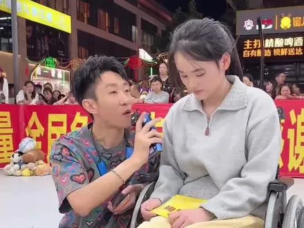 美丽女孩不幸残疾，花一般的年纪 浩哥在线给工作，希望能够帮助女孩在接下来的日子里，活出精彩，活出自我