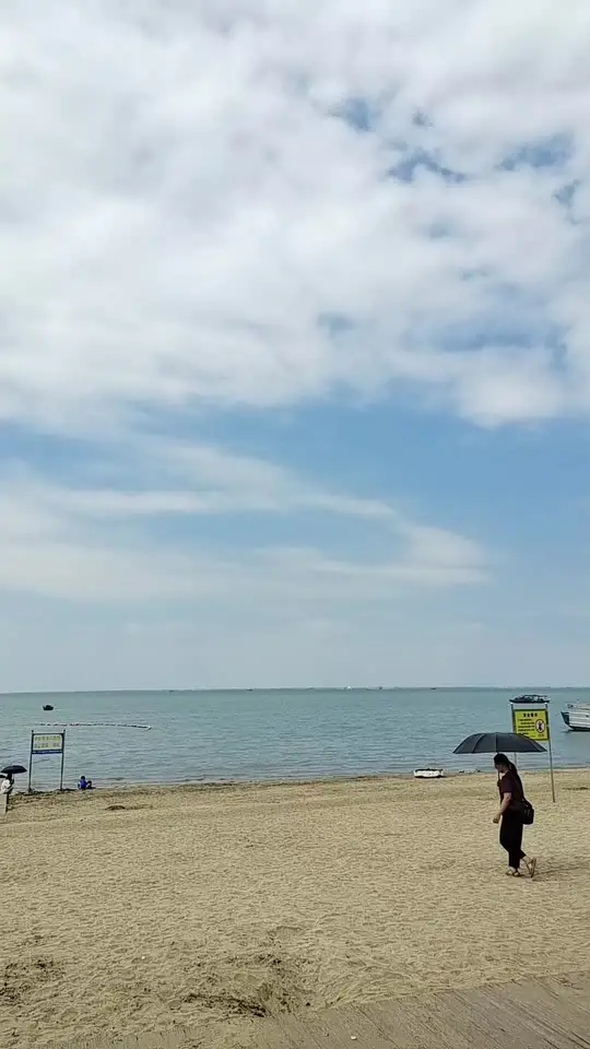 漫步沙滩