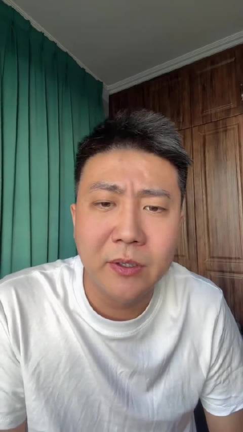 AI本该代替人类去做那些危险、熬夜和伤害身体的重活，现在却在疯狂挤占人人都能做的工作。四五十岁干了一