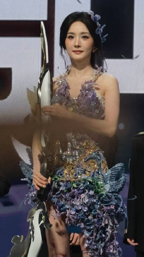 #杨幂紫色繁花裙好梦幻##杨幂美成真貂蝉了# @杨幂 亮相#2026王者荣耀共创之夜# ，化身貂蝉开