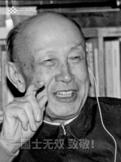 今天是钱学森先生逝世17周年纪念日。回顾中国航天盛典上，杨利伟在留给钱学森的空椅子旁，深情汇报中国航