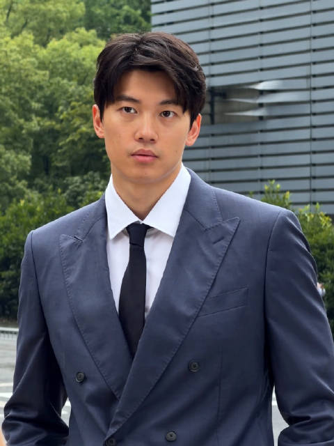 速来查收汪BOSS的片场花絮！BOSS品牌代言人@汪順Steve 身着#BOSS2026秋冬系列#穿