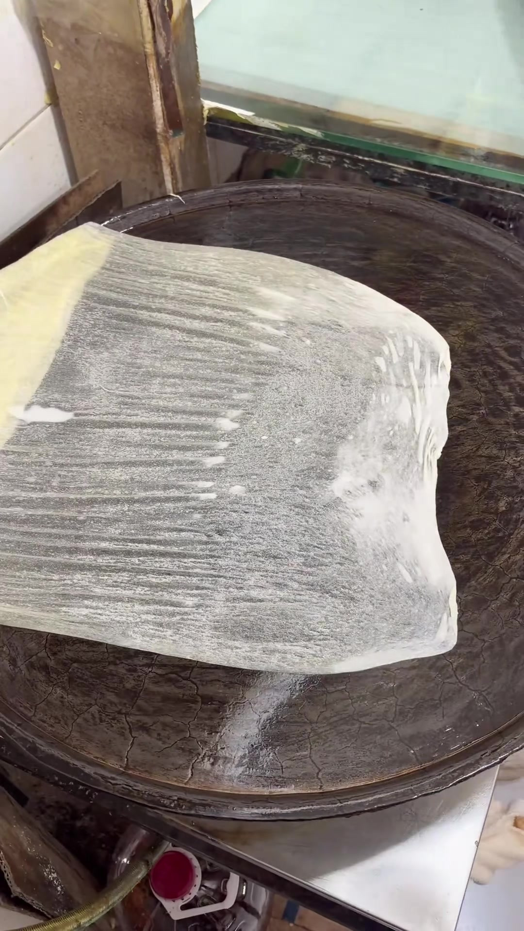 东北丝绸透明筋饼，真的是薄如蝉翼，网友：能卷鱼香肉丝吗，应该吃着特别好吃