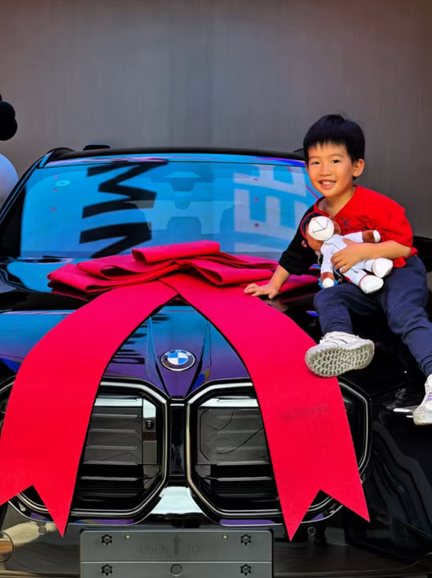 幼儿园小朋友提宝马X3啦🚗