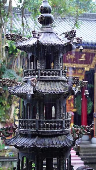 这个世界上没有什么生活方式是完全正确的，神山、圣湖不是终点，接受平凡的自我，但不放弃理想和信仰，热爱