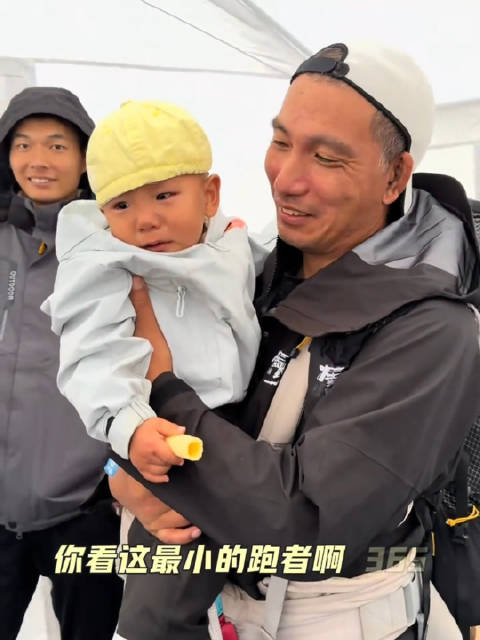 带着一岁孩子参加山地越野赛，在翻山路段被裁判和其他选手拦下！ 现在喜欢户外的人真让人琢磨不透。。[哆