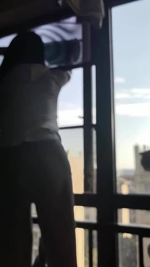 女生双手举盆接住楼上的猫，这真的不是劲儿大还接不住，小猫太幸运了