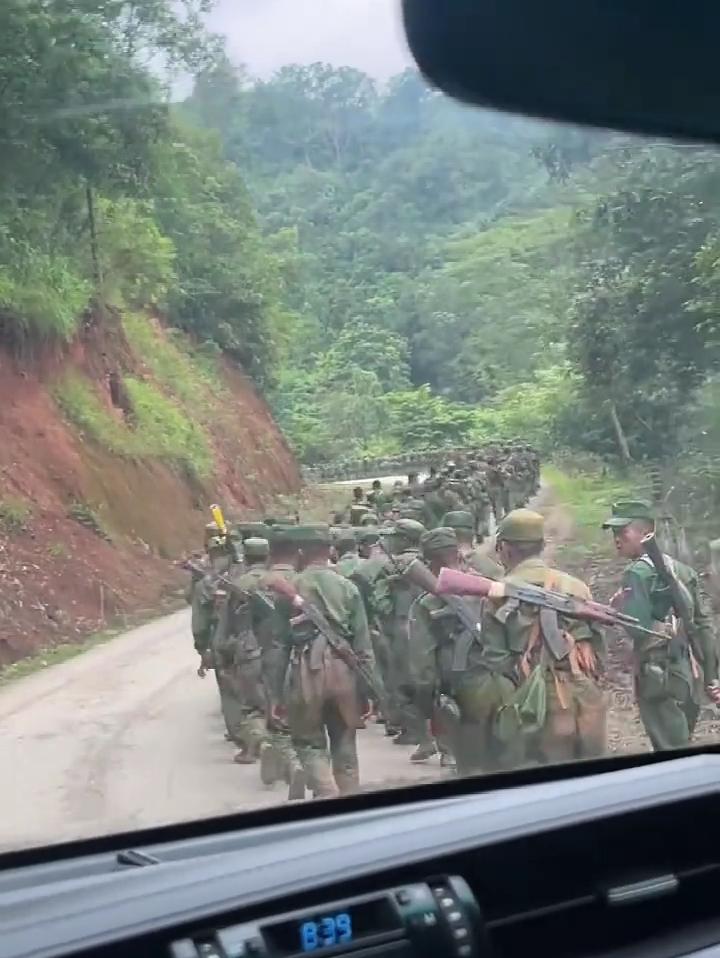 自驾途经山路，偶然撞见子弟兵训练，向守护家国的他们致敬