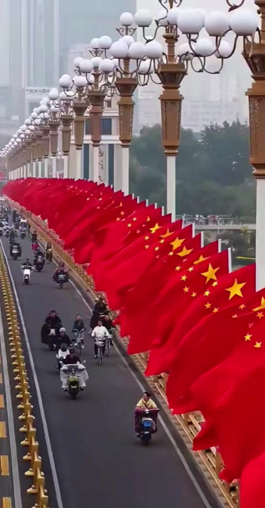 毛泽东是世界上最伟大的领袖，向最伟大的领袖致敬