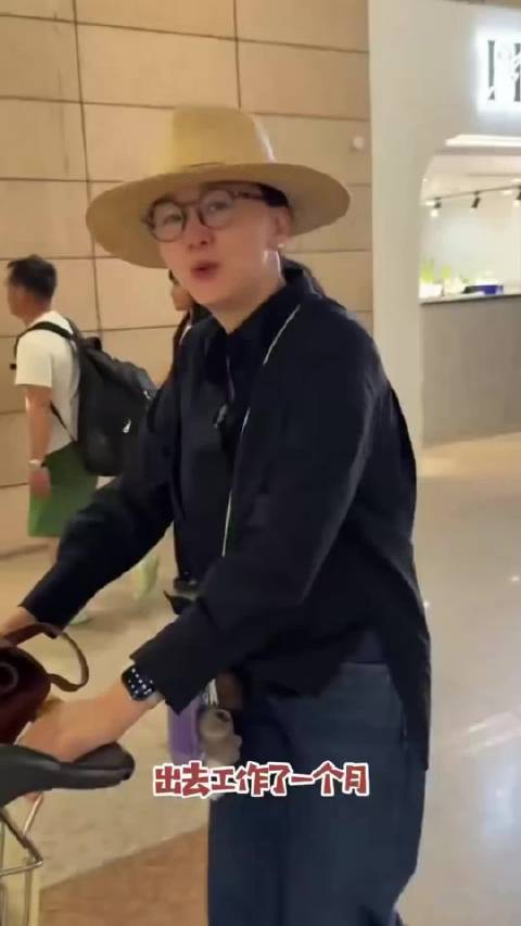 王一楠出差整整一个月，行李箱塞得满满当当，全是给家人带的礼物
