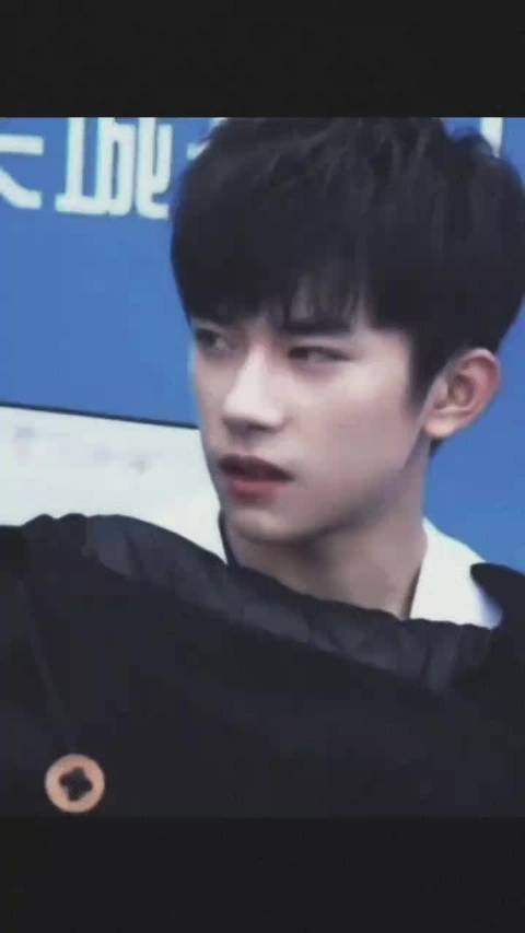 谁懂这个时期的千玺，好奶好可爱[可怜] @TFBOYS-易烊千玺  #易烊千玺听见中国听见你活动推广