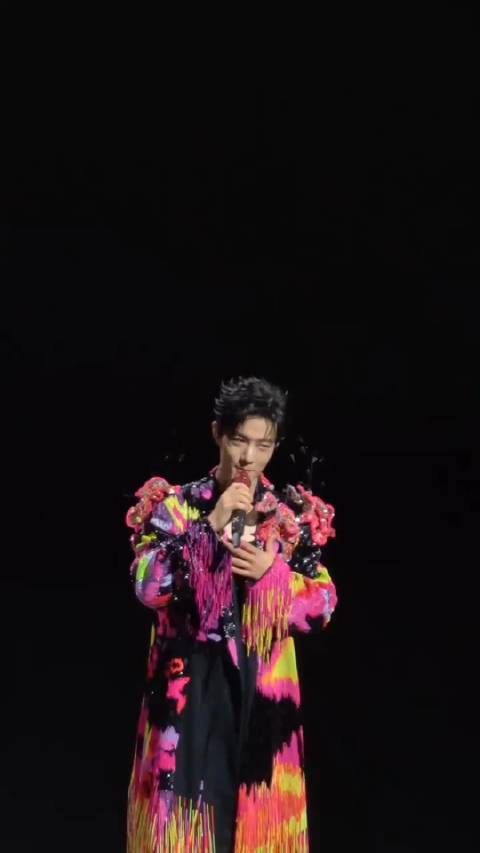 #肖战演唱会被喊脱掉# 笑死，顶流也逃不过被喊脱掉的命。 肖战在那认真擦汗，粉丝在底下搞“黄色”突袭
