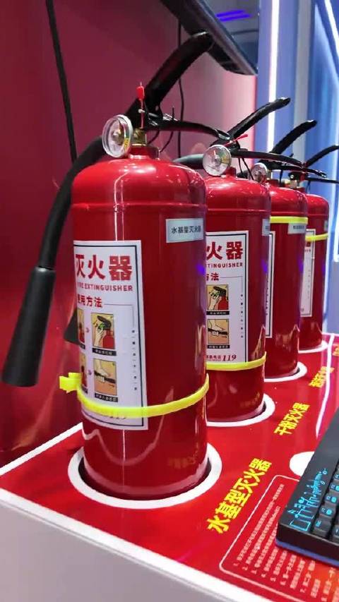 【#防范消防诈骗# ，记住三要点】 免费服务：消防检查、培训不收费。 拒绝推销：消防部门不售卖任何器