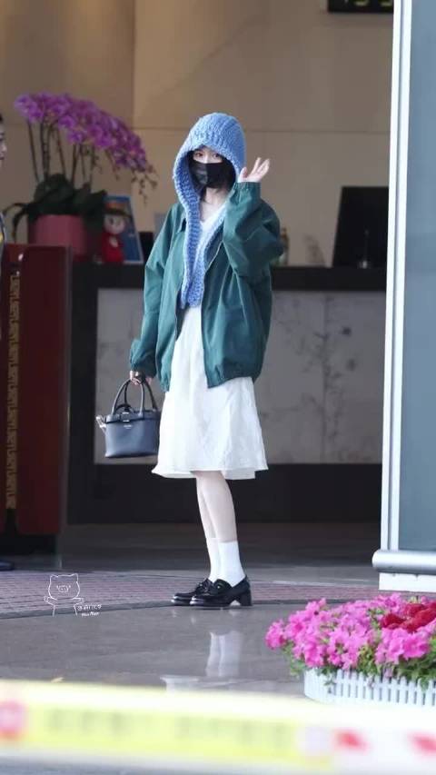 #杨幂蓝帽子##杨幂小蓝帽麻花辫# 今天不是小红帽