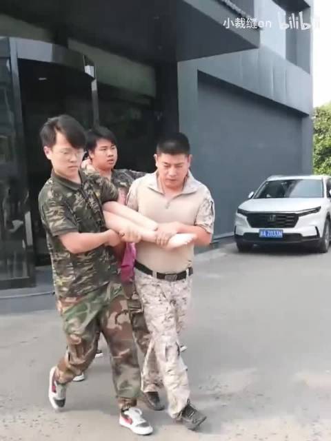 还是未成年人就被戒网瘾的一帮男的掳走了 #31岁女子被撬窗掳走送戒网瘾机构#