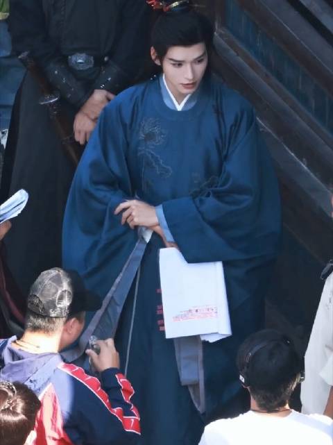休息的时候都拿着剧本，本子上贴满五颜六色的标签，一段一段都做好标记，龚俊是真的在好好琢磨角色