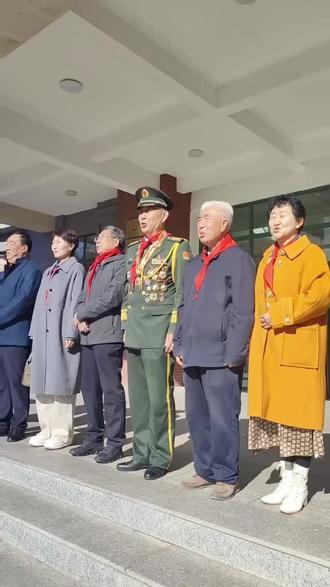 2026年10月22日，长征胜利90周年，携手通辽市关工委老领导，走进开发区第一小学。三千余名少年齐