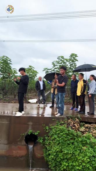乡村路 路这么窄，老司机合理利用窄桥让车，这技术要是换个人就可能滚沟里去了