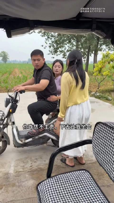 撒狗粮，真的容易招人忌……[允悲]#搞笑#.  ​​​