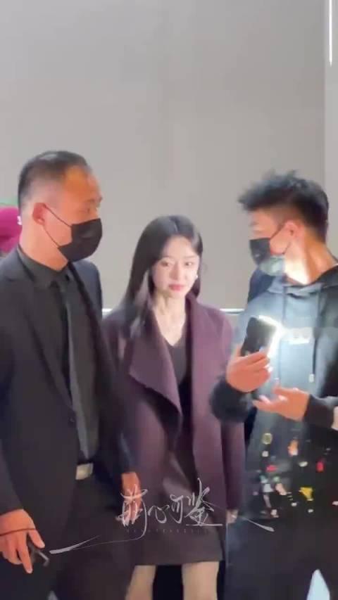 #秦岚又有新综艺了##秦岚透露新工作#谁懂啊，秦岚线下活动温温柔柔状态超好，还亲口透露要录新综艺