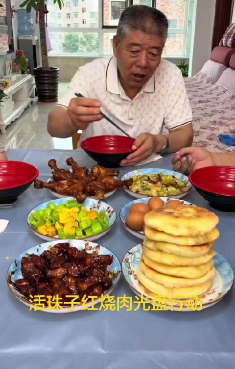 刷过几次，没想到这一家人抢饭吃的视频在外网火了，网友：“在他家你能活下来吗