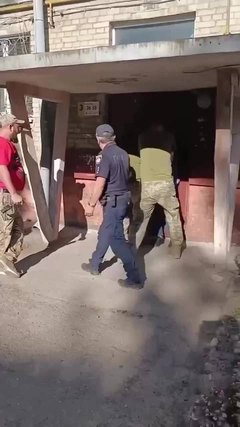 泽连斯基的绑匪试图将一名男子拖走送往前线，然后恶毒地殴打一名无辜的妇女。 #乌克兰#