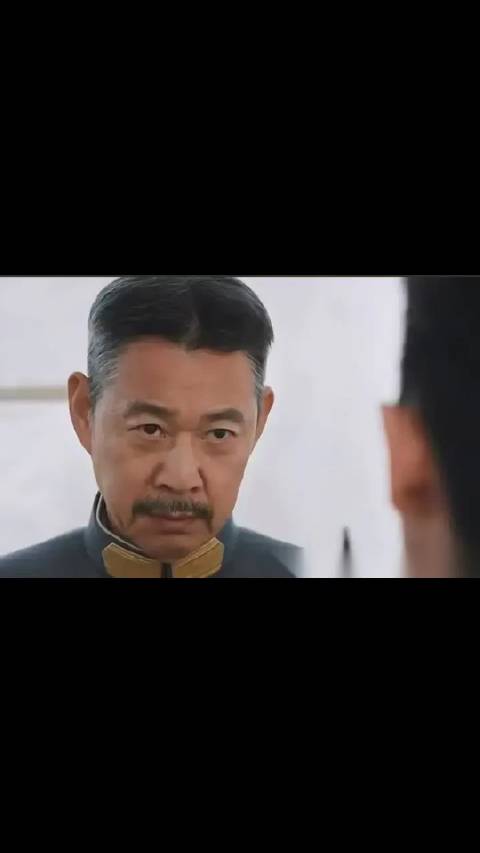 谁能想到堂堂一个手握重兵的总司令，在家里居然混成了全天下最憋屈的老子。  说的就是张丰毅在剧里演的虞