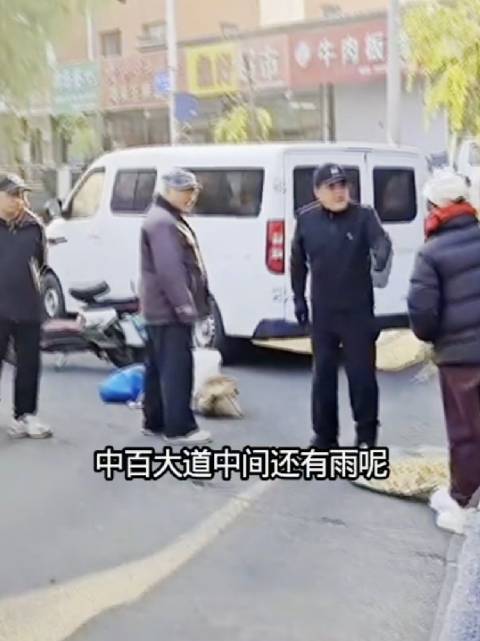 路中间摆卖东西，人家说不了她，大娘还有理呢