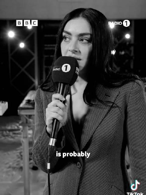 Charli xcx 近日在 BBC Radio 1 节目中再次表示布兰妮是自己的头号流行偶像，并称