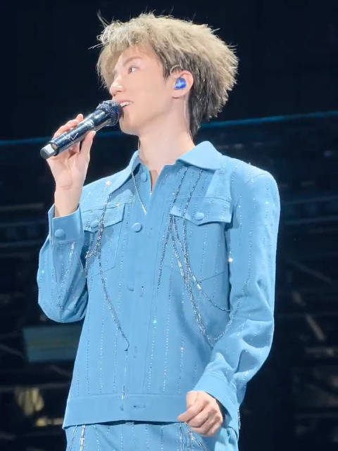 #王俊凯安慰粉丝##王俊凯演唱会安慰粉丝# 好真诚啊 ​​​