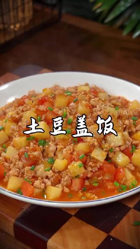 大家注意看，把鸡蛋液倒进大米里面拌一拌
