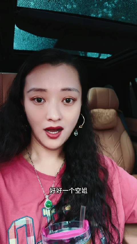 空姐下跪，跪的不是旅客，而是病态的行业理念。当我们指责旅客践踏空姐尊严的时候，不妨扪心自问：我们自己