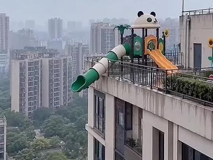 小区新滑梯，总感觉怪怪的