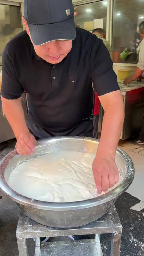 开封才能吃到的杠子油条灌鸡蛋   ​​​