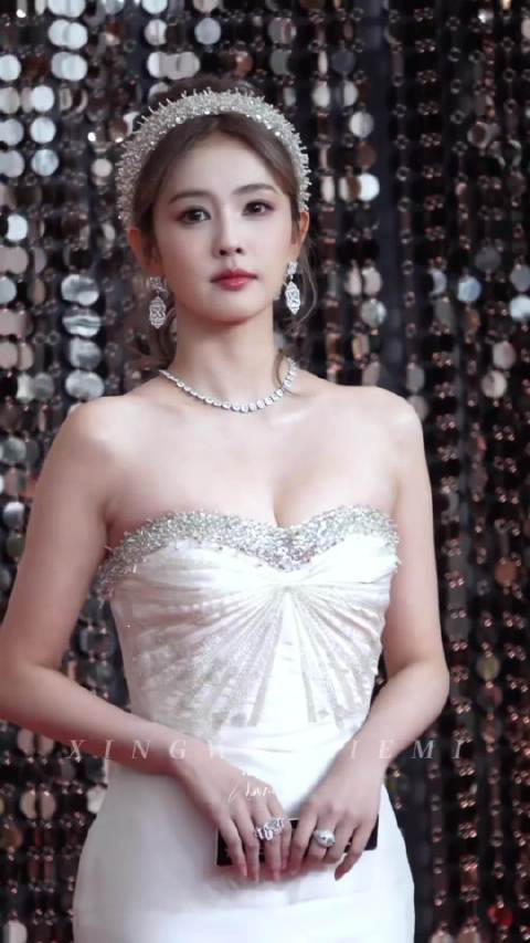 #曝90花不满芭莎红毯顺序#期待演员白鹿闪耀芭莎盛典，期待女顶第一位出场[打call] ​