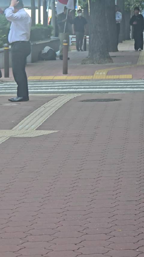 日本民众在美国驻大阪领事馆前抗议