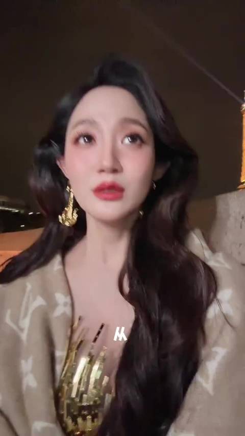 #德子的窝[超话]##万千惠巴黎被偷求助#万千惠发文讲述在巴黎的意外遭遇：工作第一天，主相机不幸被盗