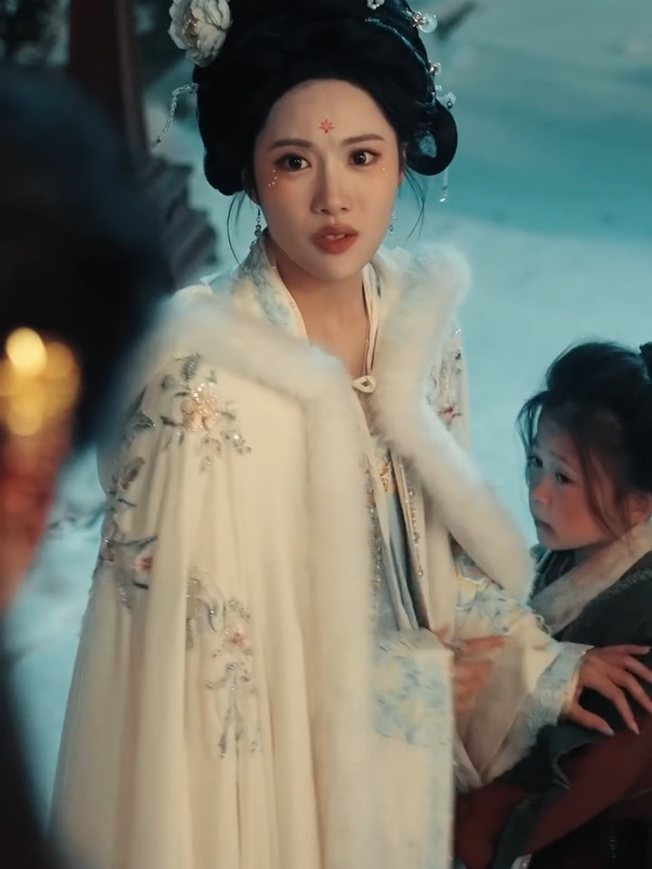镇北王府昔日显赫今陷绝境，福星女童觉醒，命运转机来了